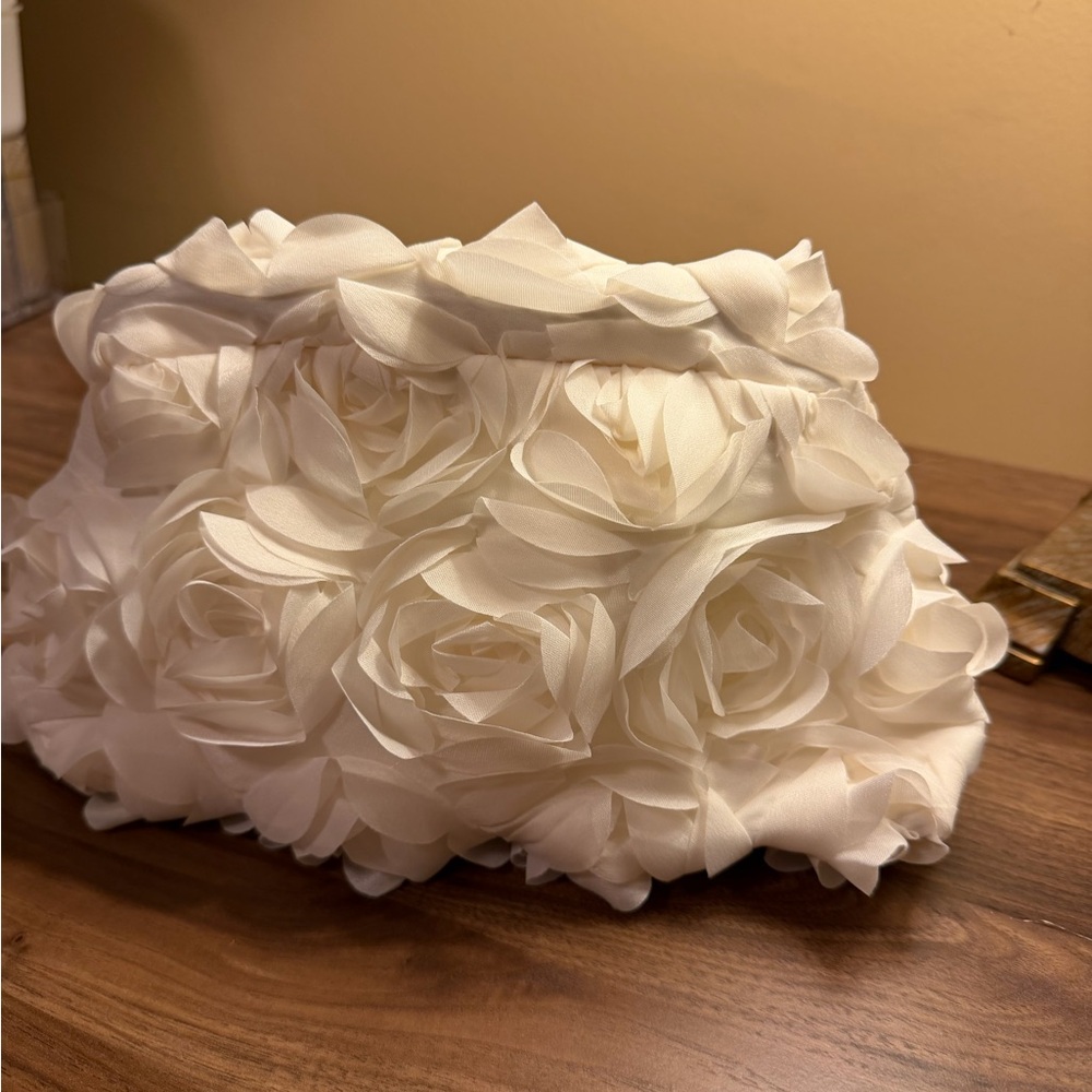 BNIP Snap close floral clutch bag-white